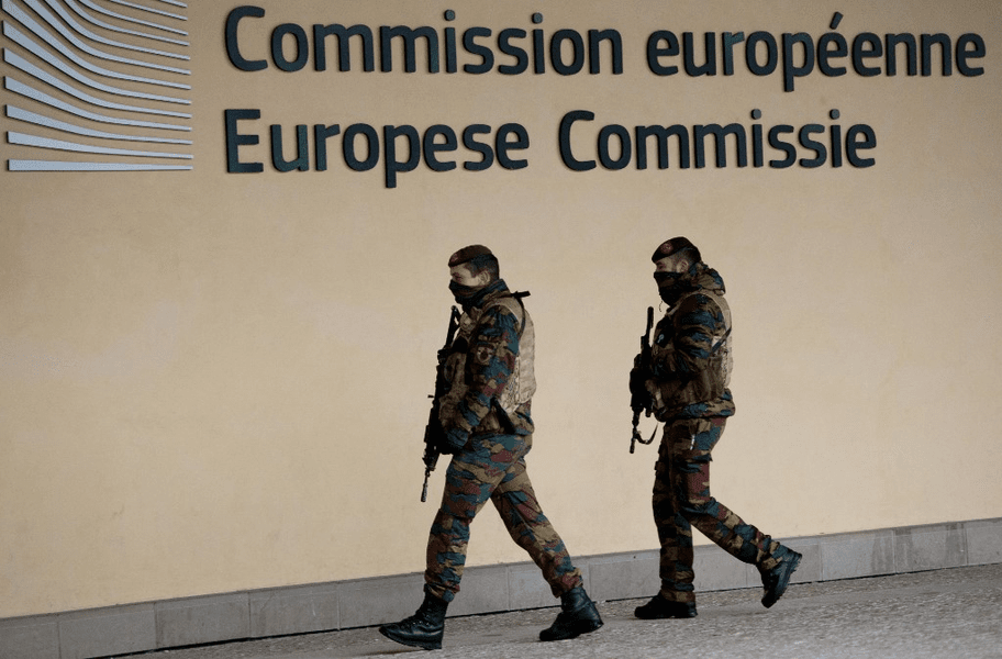 Incident incredibil la Bruxelles: Doi soldați belgieni cu muniție asupra lor au fost arestați lângă sediul Comisiei Europene