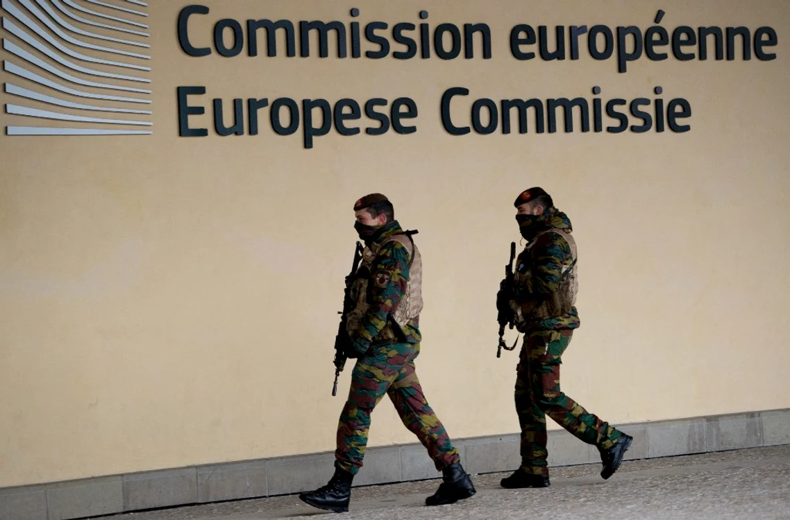 Soldați belgieni patrulând lângă clădirea CE din Bruxelles Foto AFP (arhivă)