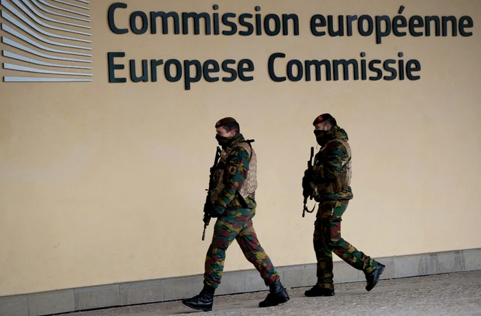 Soldați belgieni patrulând lângă clădirea CE din Bruxelles Foto AFP (arhivă)