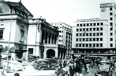 Teatrul Național și blocul Adriatica, grav avariate după bombardamentele aviației germane din 26 august 1944