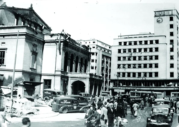 Teatrul Național și blocul Adriatica, grav avariate după bombardamentele aviației germane din 26 august 1944