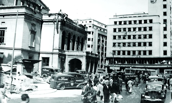 Teatrul Național și blocul Adriatica, grav avariate după bombardamentele aviației germane din 26 august 1944