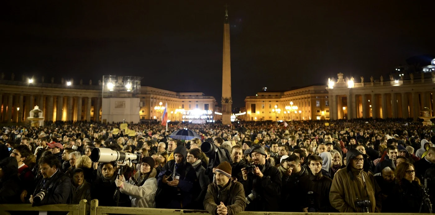 Militantele feministe au manifestat în Piaţa Sfântul Petru, în timp ce cardinalii se aflau în capela Sixtină pentru a alege noul papă FOTO Reuters