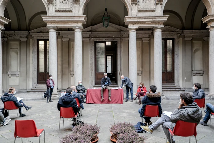 Distanța regulamentară poate preveni infectarea foto: nytimes.com