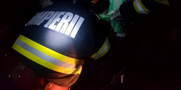 Accident mortal pe Valea Oltului pe şoseaua de centură a staţiunii Călimăneşti - TIR răsturnat cu cabina suspendată Foto Adevărul 