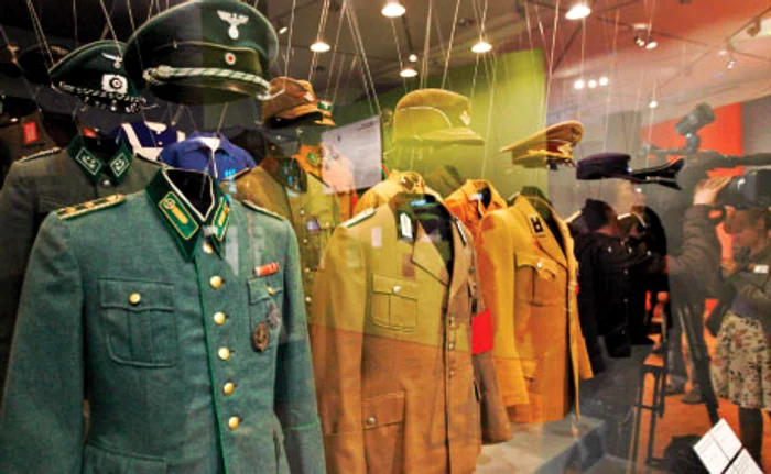 Sunt expuse şi uniforme naziste ale ofiţerilor germani Foto: Reuters
