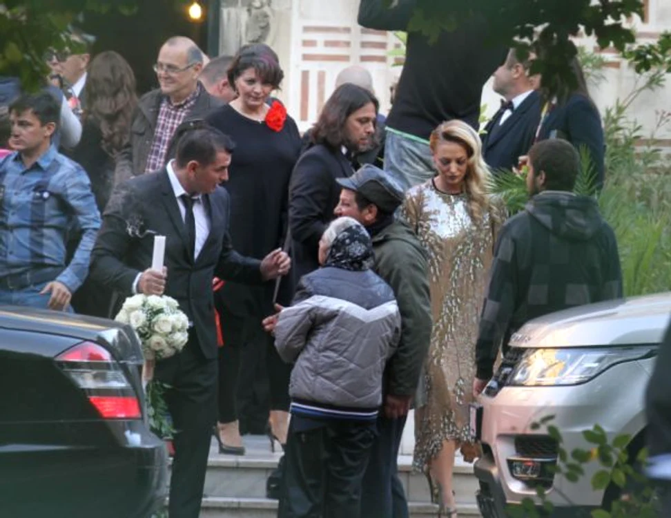 Delia a atras toate privirile la biserică