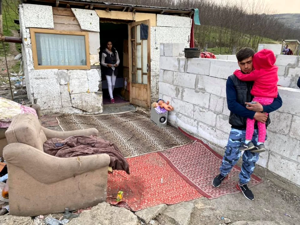 
    Aceasta este cămăruța în care trăiesc cei cinci membri ai familieifoto: Facebook Casa Share  