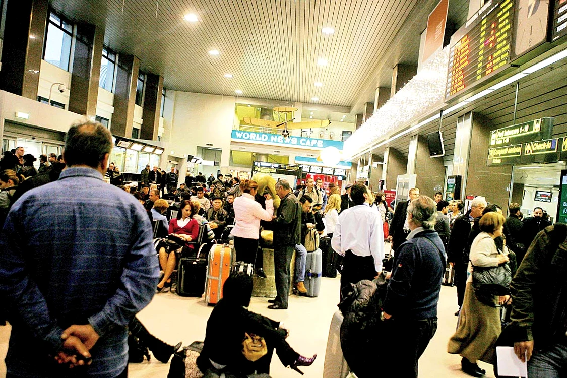 Pasagerii au așteptat în aeroport câteva ore până când au fost duși la hotel 