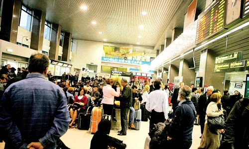 Pasagerii au așteptat în aeroport câteva ore până când au fost duși la hotel  jpeg