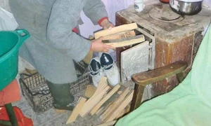 În vasele de pe plită, zăpada  este transformată  în apă potabilă jpeg