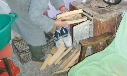 În vasele de pe plită, zăpada  este transformată  în apă potabilă jpeg