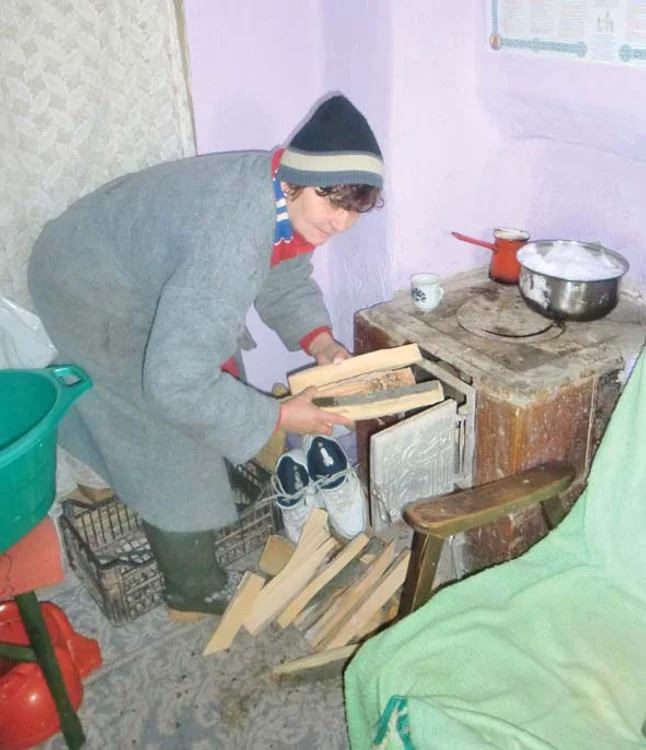 În vasele de pe plită, zăpada  este transformată  în apă potabilă