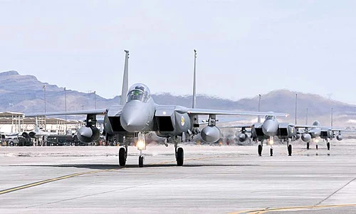 2004   Se lipeşte  de un F 15 jpeg