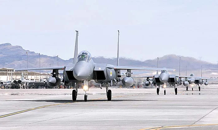 2004. Se lipeşte de un F-15