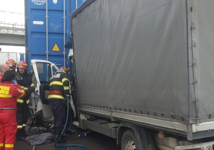 Accident mortal pe A1 șoferul unei dubițe a intrat într-un TIR la ieșirea spre Mohu Sibiu Foto ISU