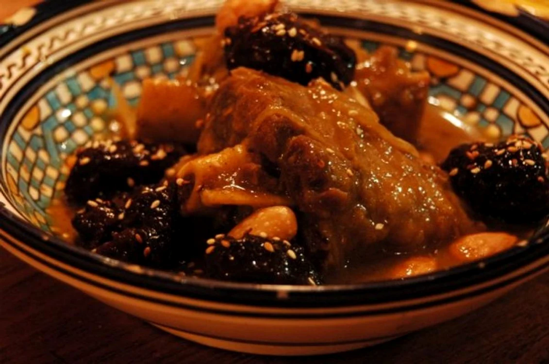 mancare de prune afumate cu carne jpeg
