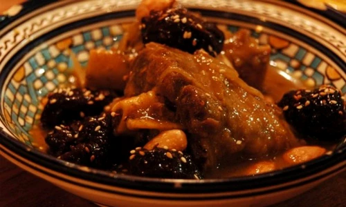 mancare de prune afumate cu carne jpeg