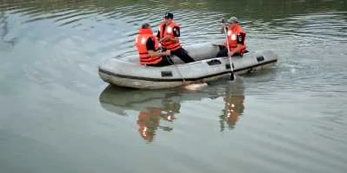 Pompierii militari recupereaza trupurile a doi tineri inecati in raul Suceava. FOTO