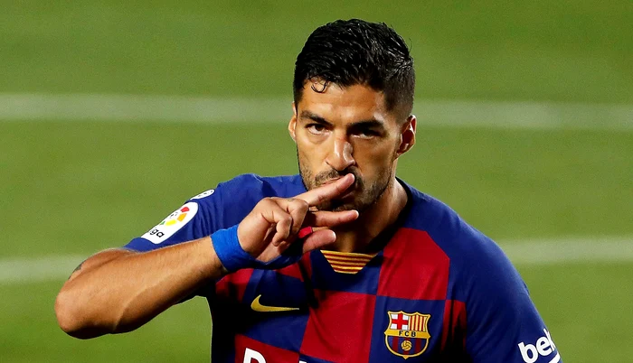 
    Luis Suarez l-a depășit pe internaţionalul maghiar Laszlo KubalaFoto: EPA-EFE  