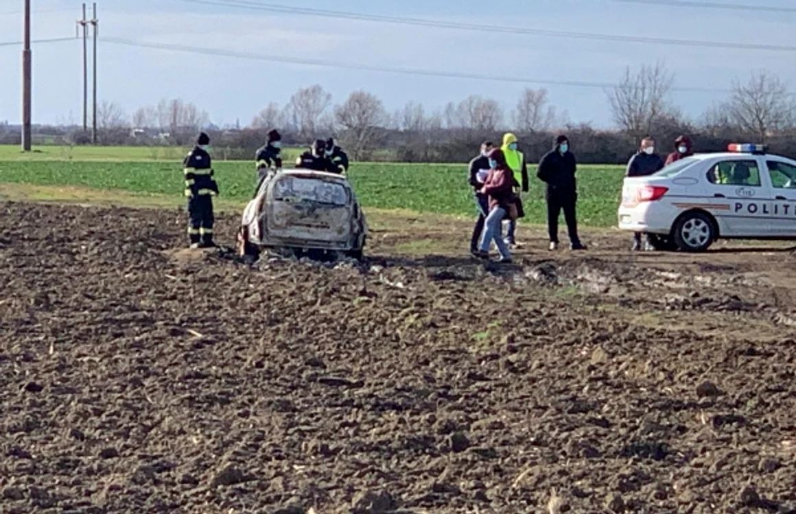 Maşina incendiată de la Chişoda FOTO Stiridetimisoara.ro