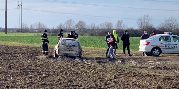Maşină incendiată la marginea Timişoarei FOTO Stiridetimisoara.ro