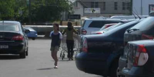 Zeci de copii îşi câştigă zilnic traiul în parcările centrelor comerciale din Iaşi