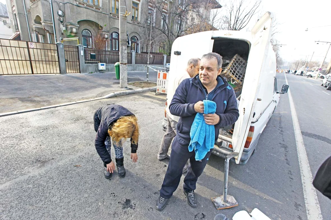 Paul Sebastian are un  atelier de cizmărie la parterul  casei evacuate şi a venit ieri  să îşi care din lucruri