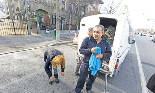 Paul Sebastian are un  atelier de cizmărie la parterul  casei evacuate şi a venit ieri  să îşi care din lucruri jpeg