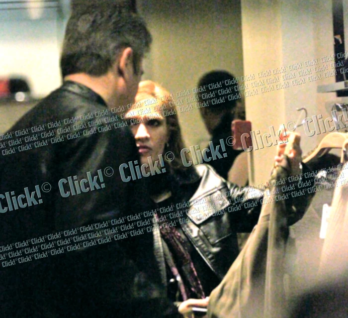 Gabi îi arată o cămaşă pe care ar vrea ca el s-o încerce. Dar se pare că Pandele nu e chiar încântat