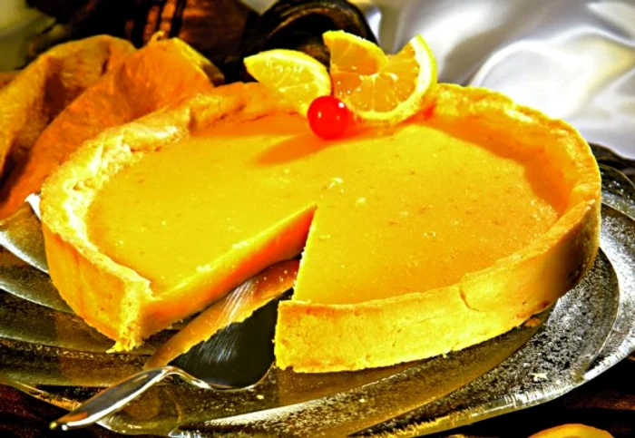 Tarta cu lamaie este un desert racoritor si nu foarte dulce, deci este pe gustul tuturor.clickpoftabuna.ro