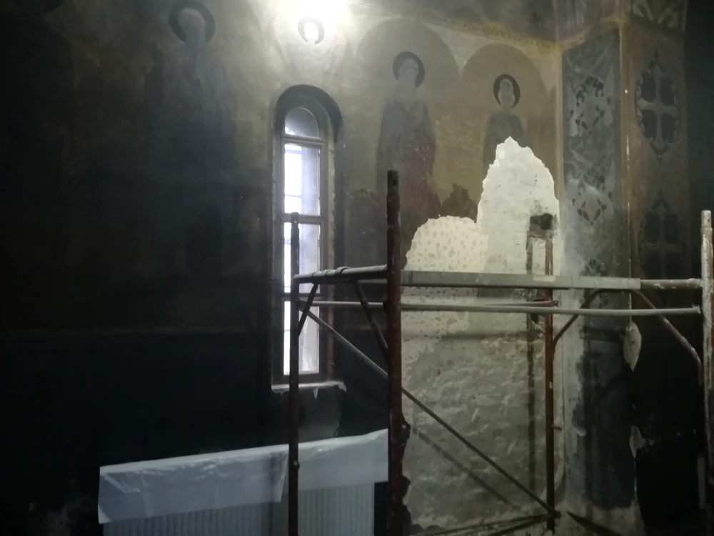 Sfinţii cu aureole negre din biserica de la Ipoteşti FOTO Cosmin Zamfirache