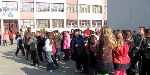 Doar portarii şi femeile de serviciu asigură paza elevilor mureşeni 