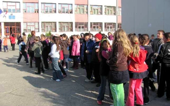 Doar portarii şi femeile de serviciu asigură paza elevilor mureşeni