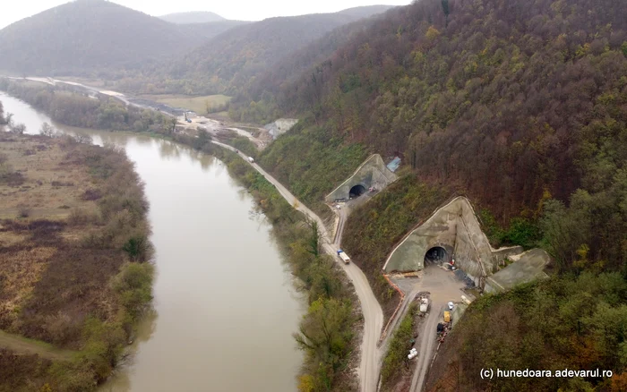 Tunelurile de pe Valea Mureșului. Foto: Daniel Guță. ADEVĂRUL