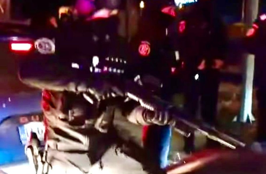 Un polițist a amenințat cu arma un constănțean care a încercat să intre cu maşina în zona unde protestau transportatorii VIDEO 