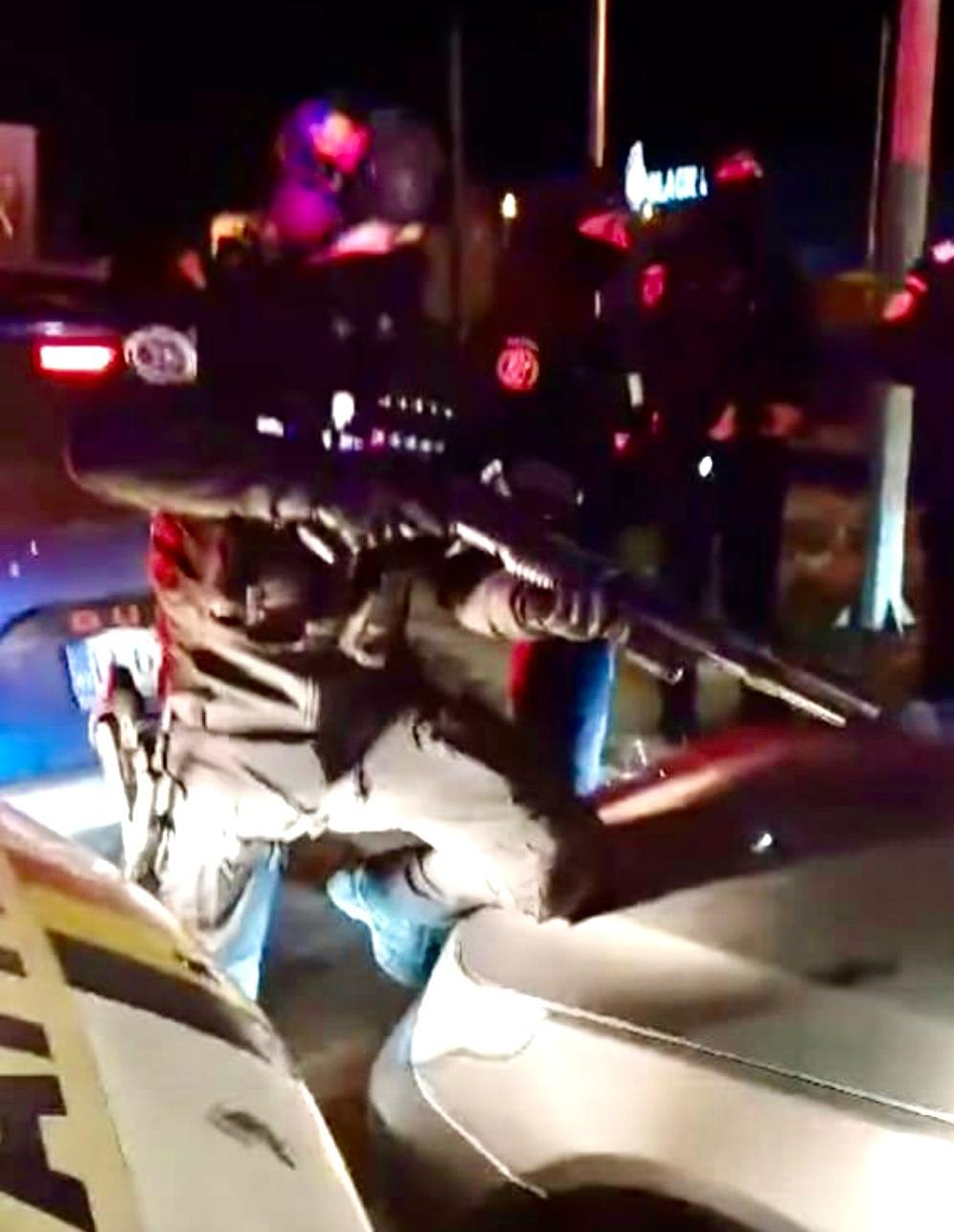 Un polițist a sănătățit cu pistolul un om care a vrut să intre cu mașina în zona protestului transportatorilor VIDEO Un polițist a sănătățit cu pistolul un om care a vrut să intre cu mașina în zona protestului transportatorilor VIDEO