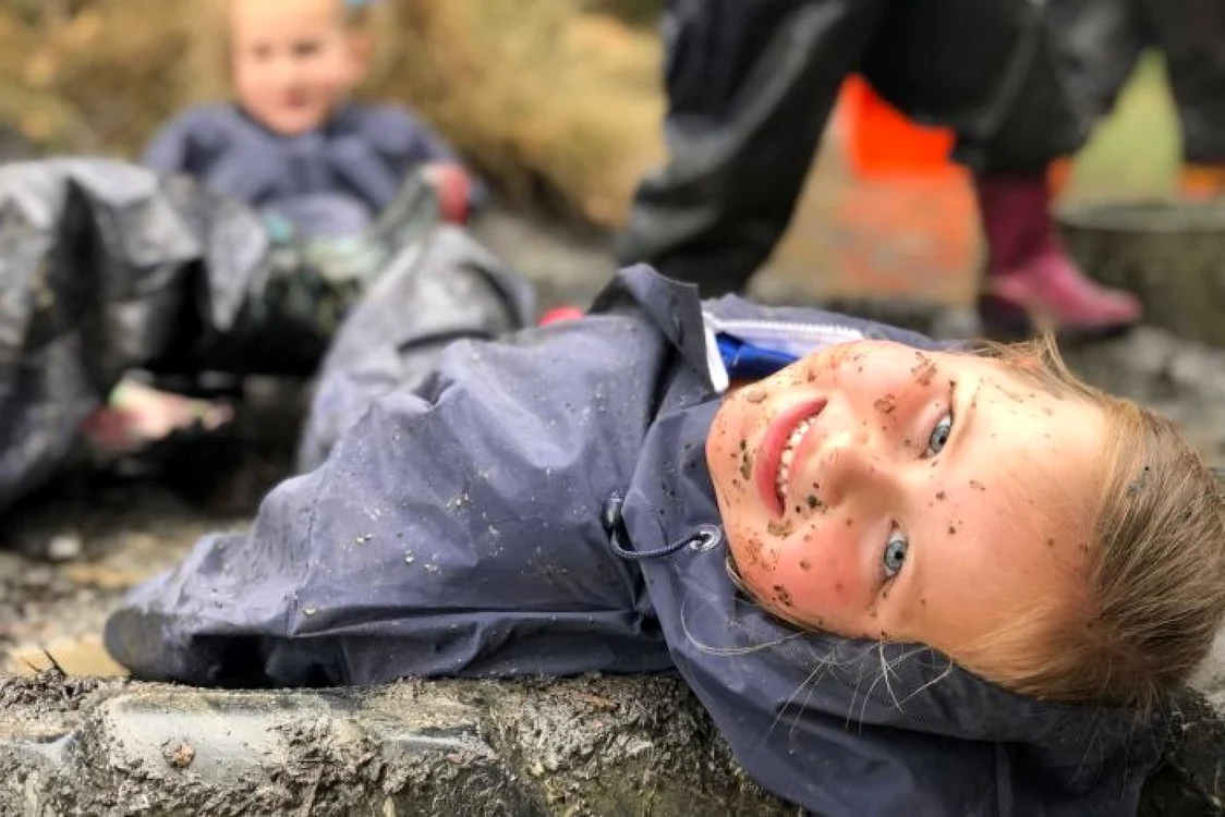 Profesorii australieni încurajează joaca în noroi pentru a-i convinge pe copii să iasă afară FOTO abc.net.au