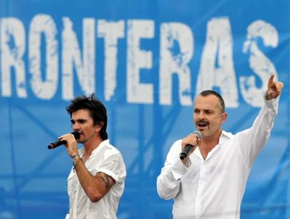 
    Juanes a cântat "La Camisa Negra" miilor de fani îmbrăcaţi în alb  