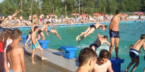 Ștrandul este una din atracțiile estivale ale pietrenilor