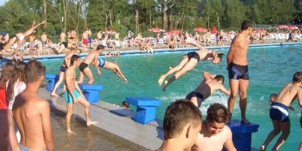 Ștrandul este una din atracțiile estivale ale pietrenilor