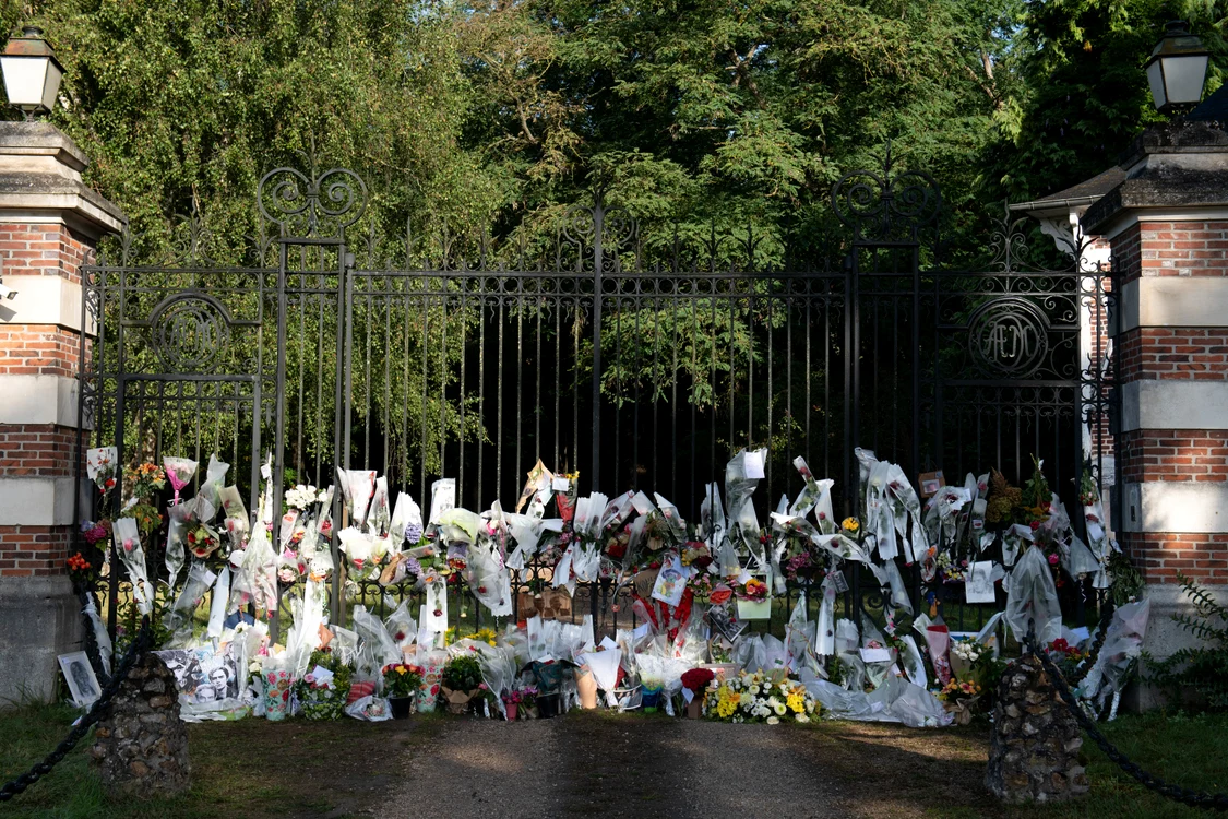 Flori depuse la poarta casei lui Alain Delon