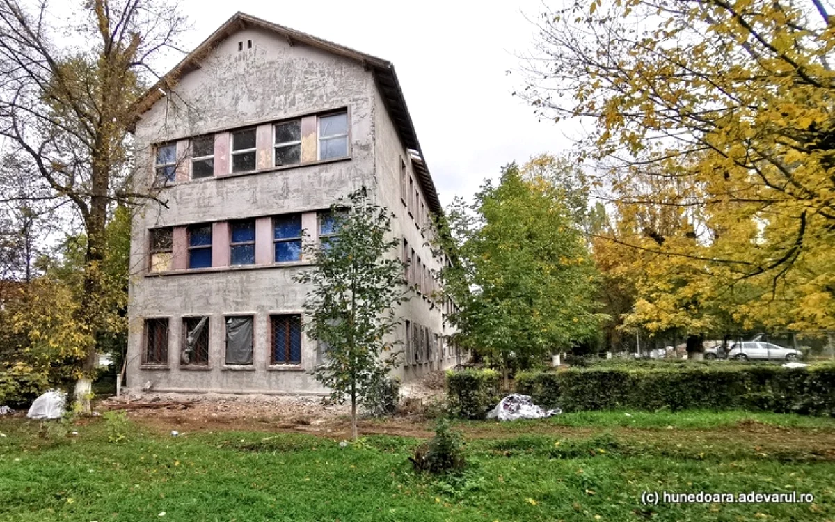 Clădire a liceului din Hunedoara, în şantier. Foto: Daniel Guţă. ADEVĂRUL