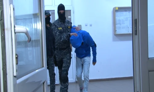 Poliţiştii i au ridicat pe agresori şi i au dus în arest jpeg