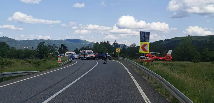 Un motociclist a murit după ce a intrat într-un parapet de pe marginea drumului în județul Vrancea. A fost chemat elicopterul SMURD