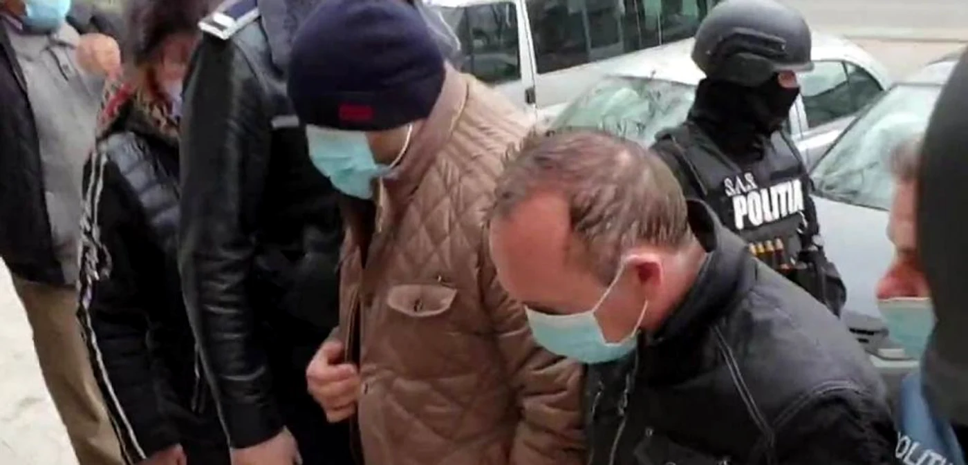 Doi dintre membrii suspecţii care facilitau fraudarea examenelor pentru permisFOTO: Oana Şlemco