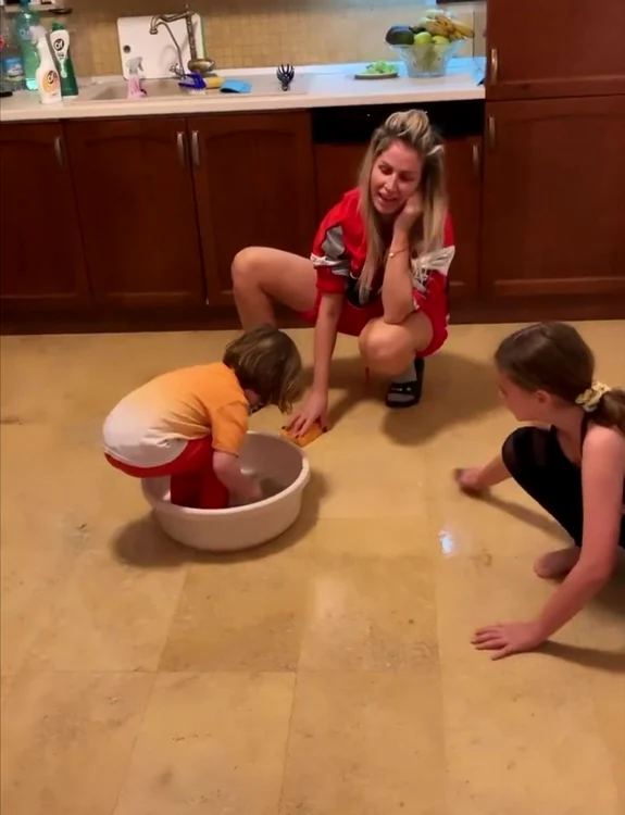 Andreea,  cu Sofia și Noah 