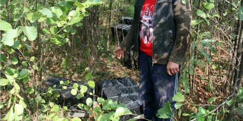 Unul dintre suspecţi, alături de marfă (Foto Arhivă)