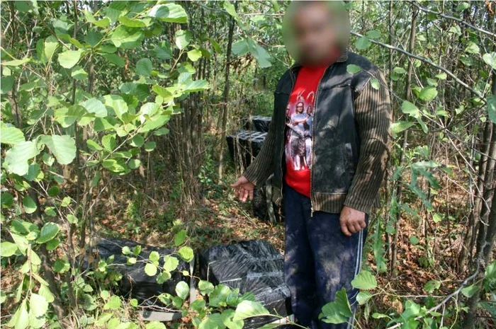 Unul dintre suspecţi, alături de marfă (Foto Arhivă)