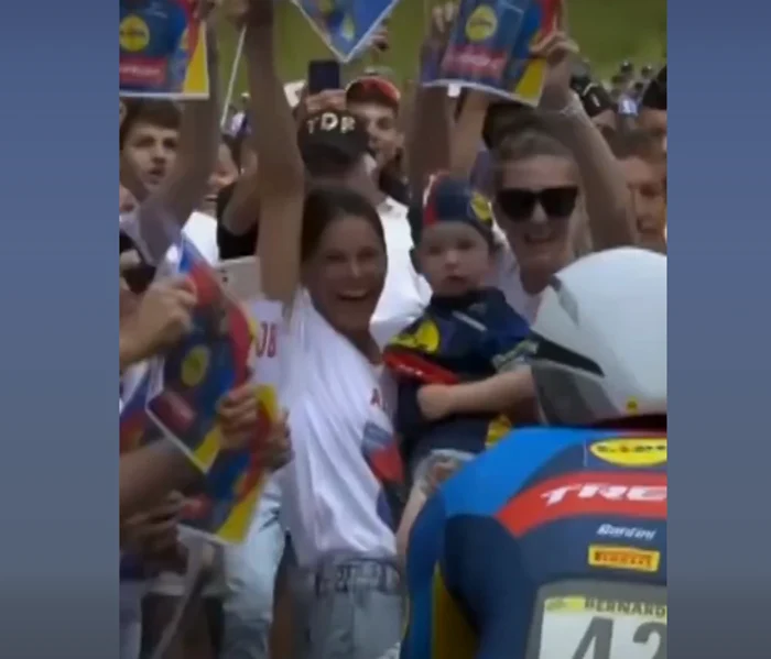 Bernard a fost amendat pentru că s-a oprit să-și sărute soția. FOTO captură Video SBS Sport